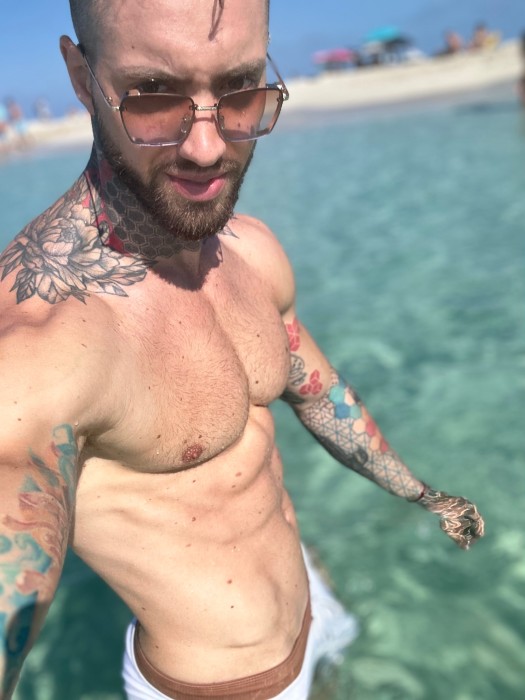 Viktor Onee || ITALIAN MALE 🇮🇹